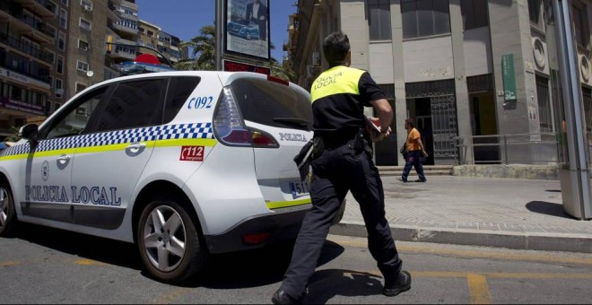 Una foto de archivo de un policía local. / EFE