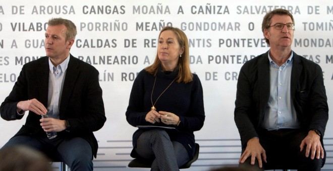 Alberto Núñez Feijóo, acompañado por Ana Pastor y Alfonso Rueda. EFE