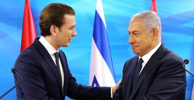 11/06/2018.- La canciller austriaca Sebastian Kurz (izq) estrecha la mano al primer ministro israelí, Benjamin Netanyahu, durante un encuentro en la oficina del primer ministro en Jerusalén (Israel) hoy, 11 de junio de 2018. EFE/ Ammar Awad / Pool