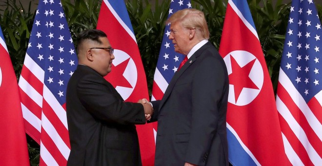 El presidente de EEUU, Donald Trump, y el líder norcoreano Kim Jong Un se saludan en la cumbre de Singapur. /REUTERS