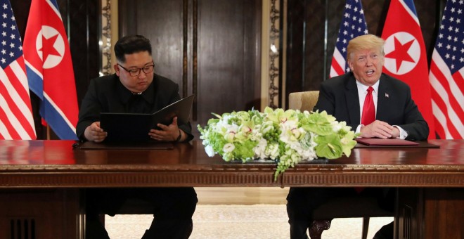 Kim Jong-un lee la declaración que han firmado conjuntamente él y Donald Trump en la histórica cumbre de Singapur. /EFE