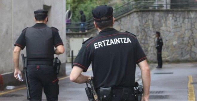 Dos agentes de la Ertzaintza. / EFE