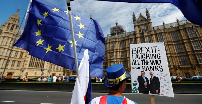 Manifestantes antibrexit, ante el Parlamento británico. / PETER NICHOLLS (REUTERS)