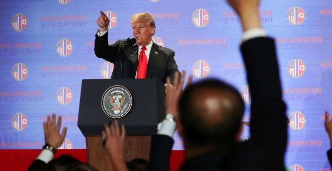 El presidente de EEUU, Donald Trump, da la palabra a un periodista durante su rueda de prensa en Singapur. /REUTERS