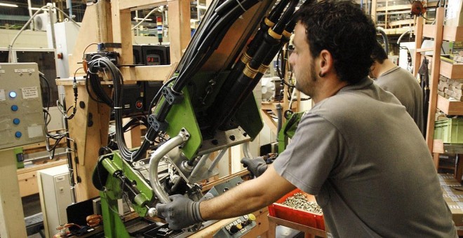 Un operario manipula una máquina en su puesto de trabajo en la factoría que la empresa Renault. EFE