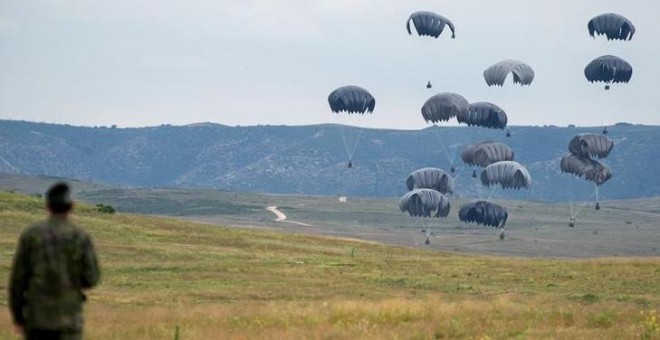 Paracaidistas en el campo de maniobras militares de San Gregorio, en Zaragoza. / EFE