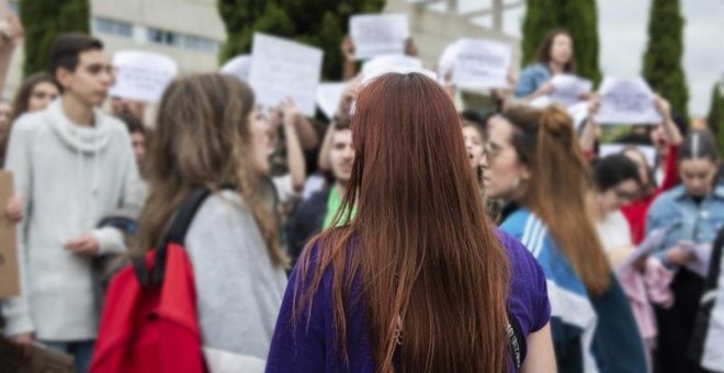 08/06/2018.- Estudiantes de Bachillerato se manifiestan frente a la Facultad de Filosofía y Letras del Campus de Cáceres después de que la Universidad de Extremadura (UEx) haya decidido repetir varios exámenes de la Evaluación para el Acceso a la Universi