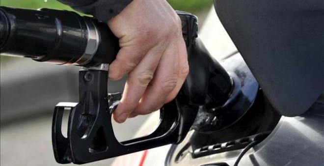 Un hombre repostando combustible en una gasolinera. EFE/Archivo