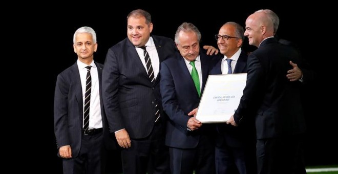Los presidentes de las asociaciones de EEUU, Canadá y México de fútbol, junto al presidente de la FIFA, Gianni Infantino. /EFE