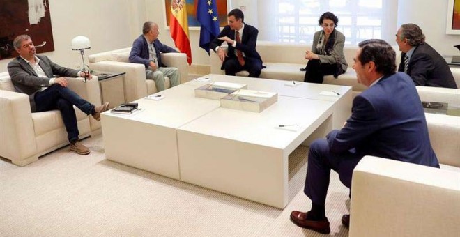 El presidente del Gobieno, Pedro Sánchez (3i), acompañado por la ministra de Trabajo, Magdalena Valerio (3i), recibe al presidente de CEPYME, Antonio Garamendi (d), el presidente de la CEOE, Juan Rosell (2d), el secretario general de UGT, Pepe Álvarez (2i