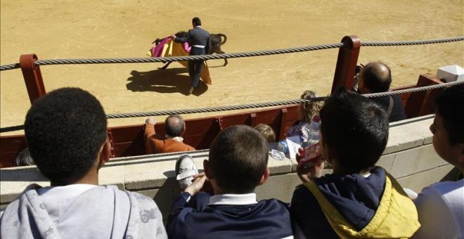 Unos niños presenciando una corrida de toros. EFE / Archivo
