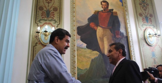 Nicolás Maduro saluda al gobernador opositor de Mérida, Ramón Guevara. EFE/Archivo