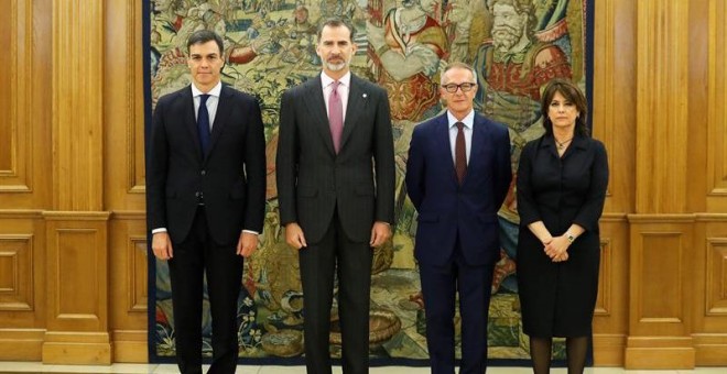 El nuevo ministro de Cultura y Deporte, José Guirao (2d), que sustituye al dimitido Màxim Huerta, posa junto al rey Felipe, el presidente del Gobierno, Pedro Sáhchez (i), y la ministra de Justicia, Dolores Delgado. /EFE