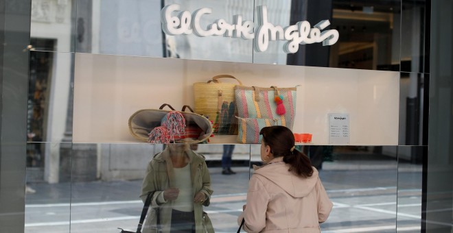 Una mujer mira el escaparate de una tienda de El Corte Inglés, en la calle Preciados de Madrid. REUTERS/Paul Hanna