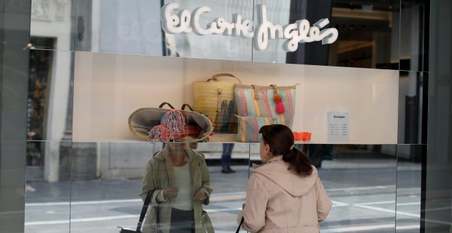 Una mujer mira el escaparate de una tienda de El Corte Inglés, en la calle Preciados de Madrid. REUTERS/Paul Hanna