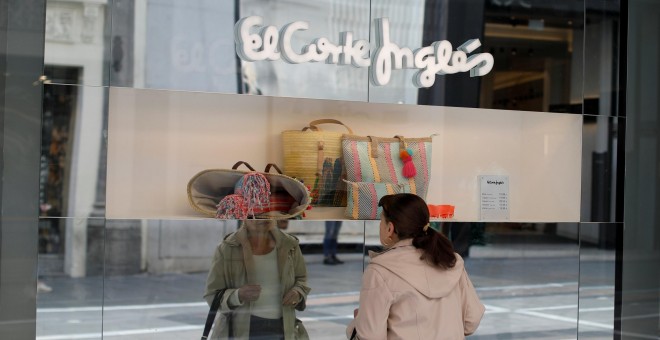Una mujer mira el escaparate de una tienda de El Corte Inglés, en la calle Preciados de Madrid. REUTERS/Paul Hanna
