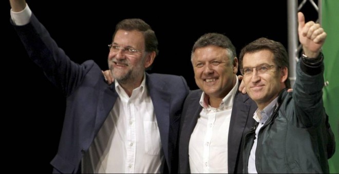 Telmo Martín, alcalde de Sanxenxo, junto al presidente de Galicia, Núñez Feijóo, y Mariano Rajoy/EFE