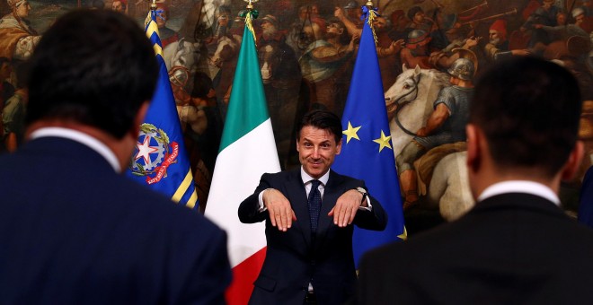 El recién nombrado primer ministro italiano, Giuseppe Conte, llama al ministro de Trabajo e Industria de Italia, Luigi Di Maio, y al ministro del Interior, Matteo Salvini, para una foto en el palacio Chigi en Roma. REUTERS / Alessandro Bianchi