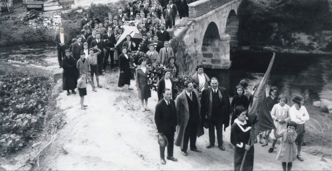 Luis Trigo, en un entierro laico en Mondoñedo en abril de 1936.
