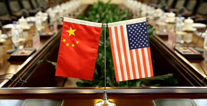 Banderas de China y EEUU durante un acto entre ambos países en Pekín. - REUTERS