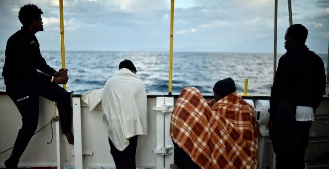 Varios migrantes en el interior del Aquarius. - AFP