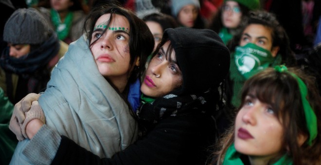 Miles de manifestantes esperan en las puertas del Congreso el resultado de la votación por la despenalización del aborto en Argentina.- REUTERS/Martin Acosta