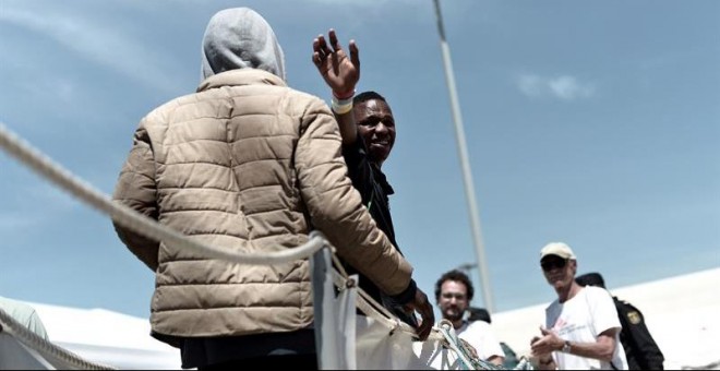 Fotografía facilitada por Médicos Sin Fronteras, del desembarco de migrantes en Valencia/EFE