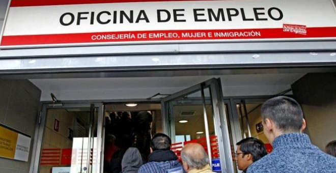Personas desempleadas en una oficina de empleo/EFE