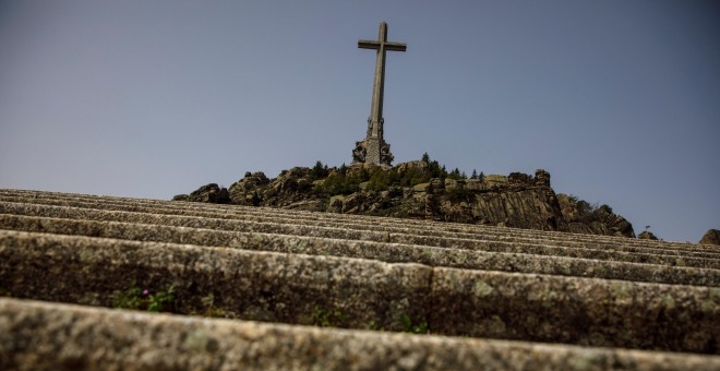 Vista de la Cruz de 150 metros de alto que corona la Basílica del Valle de los Caídos. REUTERS/Juan Medina