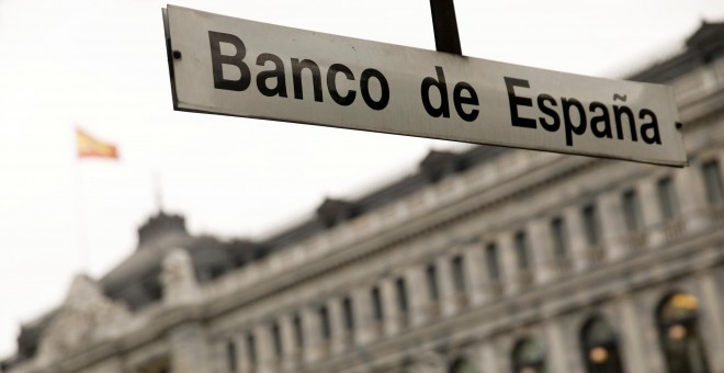 El letrero de la entrada de la estación de metro de Banco de España, frente a la sede de la entidad, en el centro de Madrid. REUTERS/Juan Medina