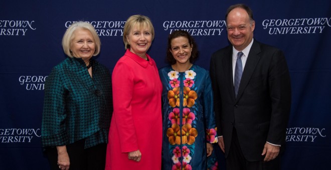 Jineth Bedoya recibiendo el Premio de Democracia y Paz de la Universidad de Georgetown en Washington (2017). / Cortesía EL TIEMPO