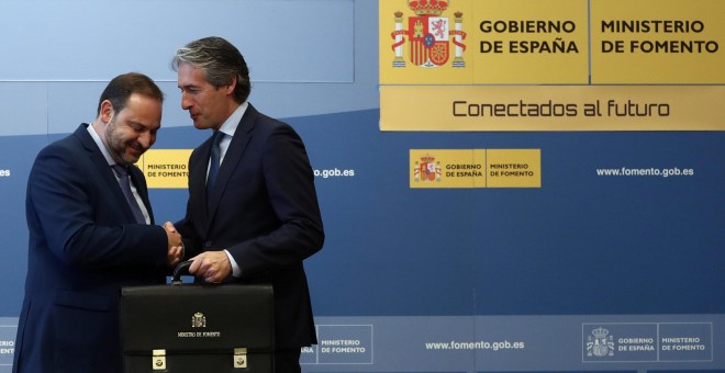 José Luis Abalos, ministro de Fomento, recibe su cartera de manos del exministro, Íñigo de la Serna. / REUTERS