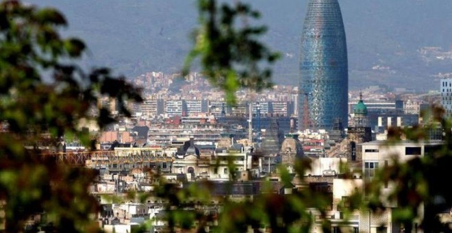 Vista panorámica de la ciudad de Barcelona con la Torre Agbar. / EFE