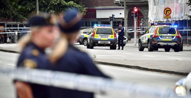 La Policía sueca, en el lugar del tiroteo en Malmo. REUTERS
