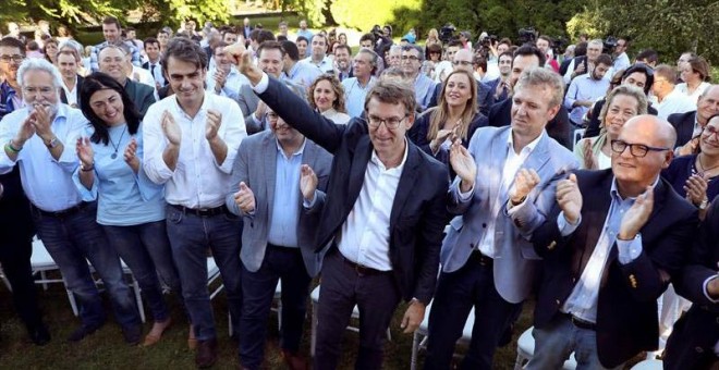 El presidente de la Xunta Alberto Núñez-Feijóo (c), saluda tras su comparecencia de esta tarde en la que anunció su intención de quedarse en Galicia y no concurrir en la carrera para relevar a Mariano Rajoy como líder del PP. (XOAN REY | EFE)