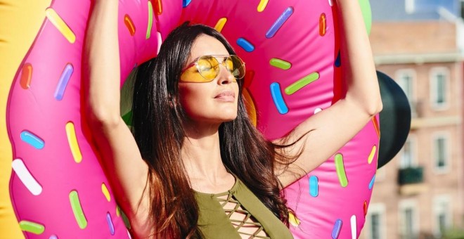 Noelia López, disfrutando del sol mientras luce bikini con cuello halter y detalle cruzado, de la marca Silver.