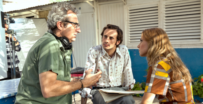 Mariano Barroso, director de la serie 'El día de mañana' junto a Oriol Pla y Aura Garrido. / VÍCTOR BELLO - MOVISTAR+