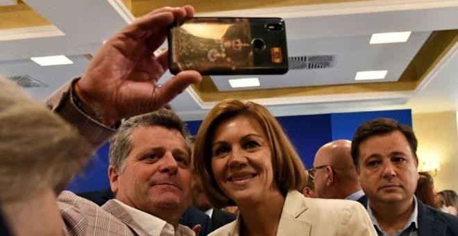 Foto distribuida por el PP en la que se puede ver a Cospedal haciéndose un 'selfie' con un seguidor cuyo móvil luce una bandera franquista. (Partido Popular)