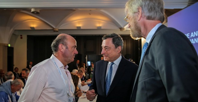 El presidente del BCE, Mario Draghi, conversa con el vicepresidente de la entidad, el español Luis de Guindos, y el economista jefe, Jürgen Stark, en la jornada de Sintra, Portugal. REUTERS