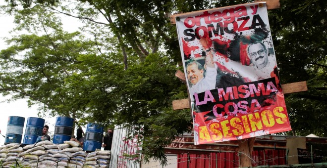 Un cartel que compara al dictador nicaraguense Ernesto Somoza con el presidente Daniel Ortega, en Universidad Autónoma Nacional de Nicaragua. REUTERS/Oswaldo Rivas