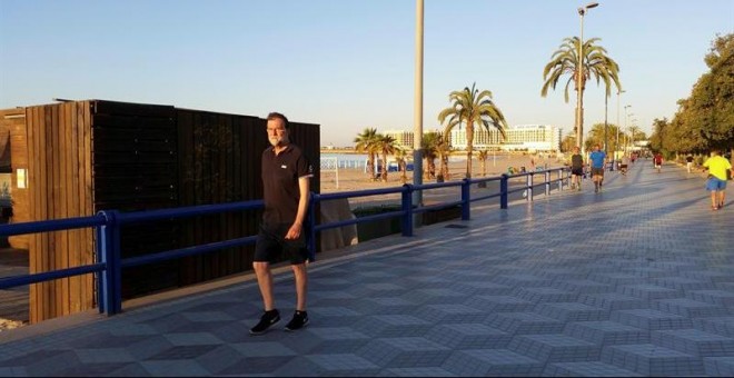 Rajoy, durante un paseo esta mañana por el paseo marítimo de Alicante. - EFE
