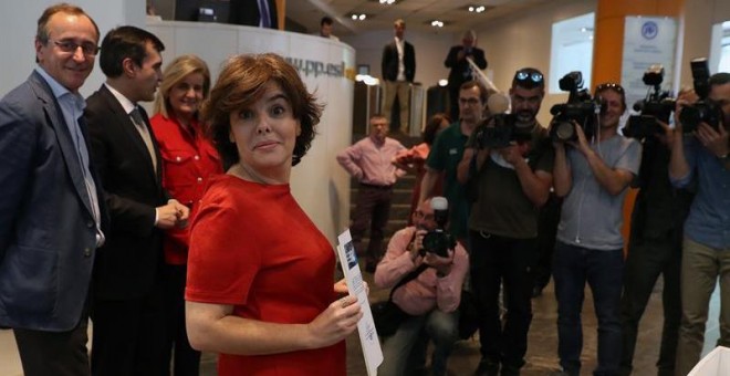 La candidata a presidir el PP y exvicepresidenta del Gobierno, Soraya Sáenz de Santamaría, durante la presentación de avales. - EFE