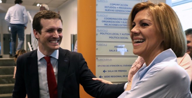 Los candidatos a presidir el Partido Popular, María Dolores de Cospedal y Pablo Casado, durante la presentación de avales, en la sede del partido en Madrid.EFE/JJ Guillén