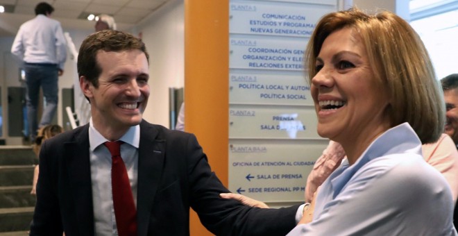Los candidatos a presidir el Partido Popular, María Dolores de Cospedal y Pablo Casado, durante la presentación de avales, en la sede del partido en Madrid.EFE/JJ Guillén