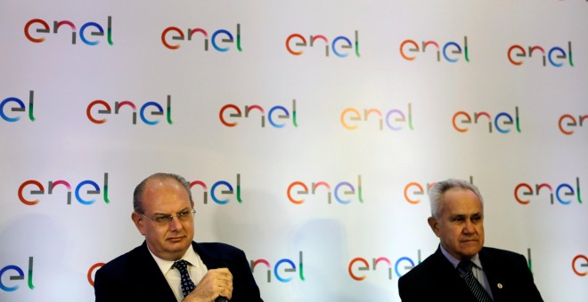 Los directivos de Enel en Brasil, Carlo Zorzoli y Mario Santos, en una rueda de prensa en Sao Paulo. REUTERS/Paulo Whitaker