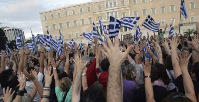Ciudadanos griegos protestan en la plaza Sintagma de Atenas (Grecia) contra el Gobierno del país. / EFE