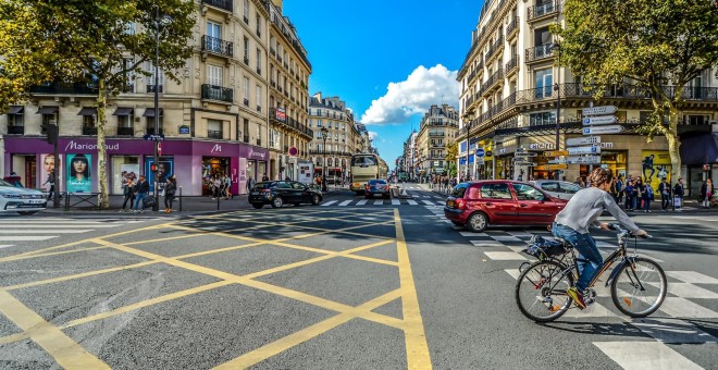 Tráfico urbano en una calle de París - Pixabay
