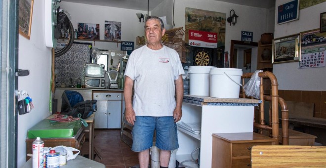 Fernando, en el único bar que había en Brieva, ya cerrado. / J. GÓMEZ