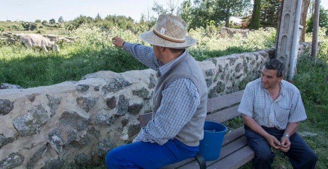 El alcalde pedáneo, Mariano Lidio Rodríguez, y su padre. / J. GÓMEZ