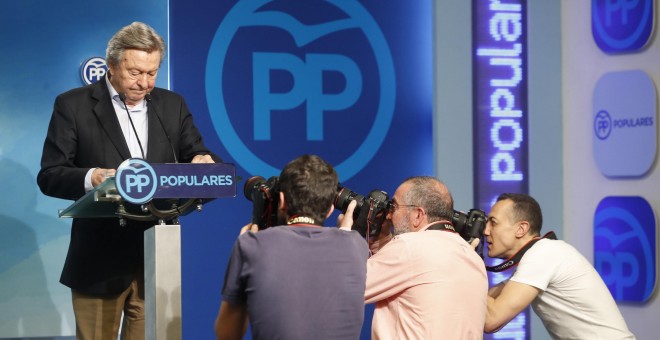 El presidente del Comité Organizador del XIX Congreso del PP, Luis de Grandes, durante la rueda de prensa ofrecida al término de la reunión que dicho órgano ha celebrado en la sede del partido, en Madrid. EFE/Javier Lizón